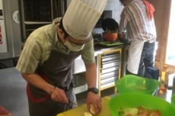 Samedi 5 juin un week-end bien chargé avec trois activités. On commence par le cours de cuisine animé par André, chef cuisinier. Au menu:  oeuf mimosa, poulet basquaise et légumes du jour et en dessert une tartelette aux fraises. Merci à l'AGIS de pouvoir nous faire vivre de si jolis moments. C'était une journée mAGIStrale.