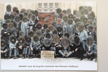 24ème Bulle de Bonne humeur. Pour la réouverture des salons de coiffure ce lundi 27 avril, nous avons reçu cette carte postale "poilante" éditée par Plonk et Replonk. Ce matin 3 possibilités: rester chez soi, aller au travail ou courir chez le coiffeur !