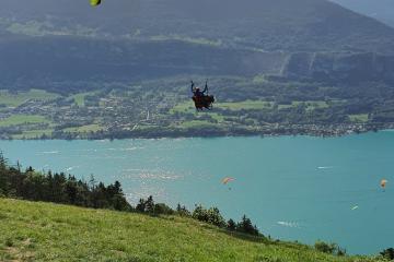 Vendredi 13 août, Hamza a réalisé un de ses rêves, VOLER. Un grand merci à Julien son bénévole depuis 2016 et à Annecy Handi'bi. Cette association organise des vols biplaces en fauteuil pour les personnes en situation de handicap ou à mobilité réduite, et grâce à une équipe de bénévoles généreux et passionnés.