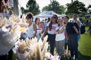 Le groupe des ados s'est rendu au parc Navazza pour la fête de l'Abeille et du Terroir. L'espace d'un après-midi pour en apprendre le maximum sur le travail quotidien de cet insecte qui permet aux plantes de se reproduire et de donner des fruits et des légumes qui garnissent nos tables.