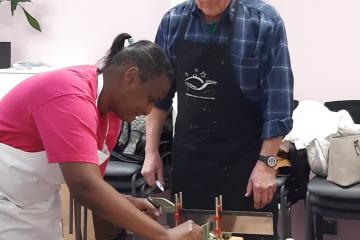 Avec Pascal, c'est toujours de nouveaux apprentissages. On tape, on coupe, on peint, on assemble...Encore une séance et vous découvrirez notre objet insolite composé de matériel de récupération.