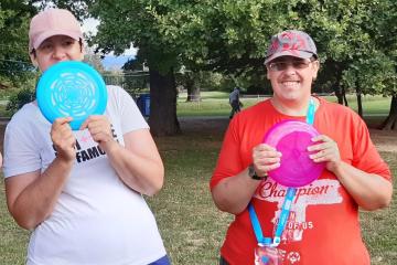 Samedi 2 juillet coup d'envoi des activités estivales.  Au programme une matinée sportive au parc des Evaux avec la découverte du disc-golf qui se joue comme le golf traditionnel mais en utilisant des frisbees. Cette nouvelle activité permet d'exercer sa coordination, sa concentration, sa dextérité et de développer les muscles du haut du corps, sans oublier de se faire plaisir dans une bonne ambiance. Alors sportez-vous bien et profitez joyeusement de votre été !